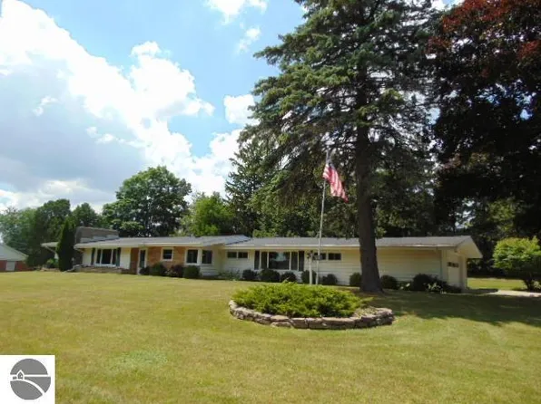 5671 N Luce Rd, Alma, MI 48801