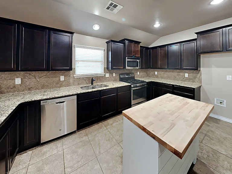 11305 NW 94th St — Photo 4