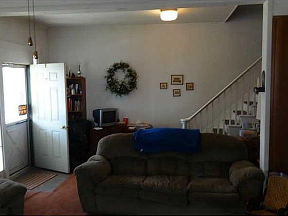 5th image of 129 Fyffe St