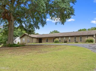 164 Country Club Dr, Senatobia, MS 38668