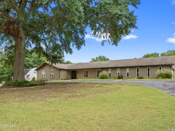 164 Country Club Dr, Senatobia, MS 38668