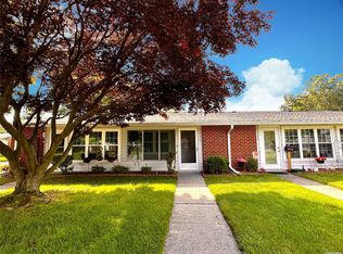 32 Trent Ct UNIT B, Ridge, NY 11961