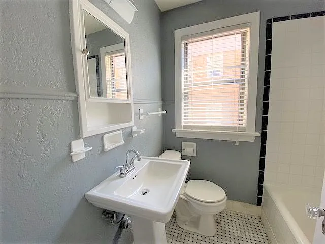 718 NW 30th St #D — Photo 4