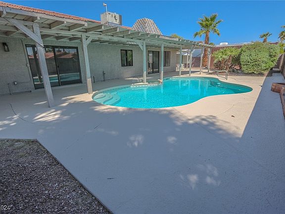 5th image of 3120 N Torrey Pines Dr