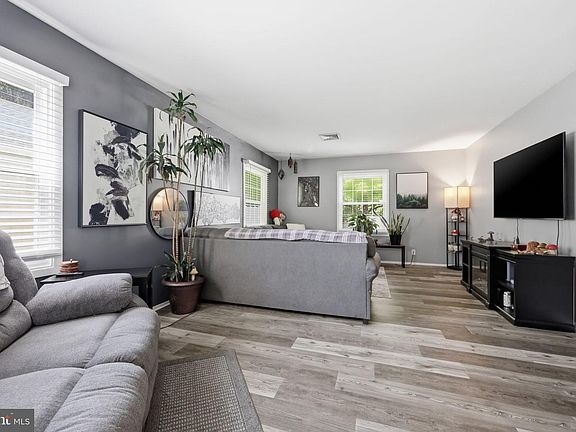 5th image of 17 Mainbridge Ln