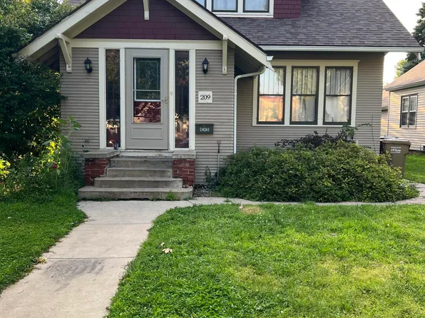 209 1st St SW, Watertown, SD 57201