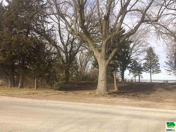 5th image of 910 Lakeshore Dr