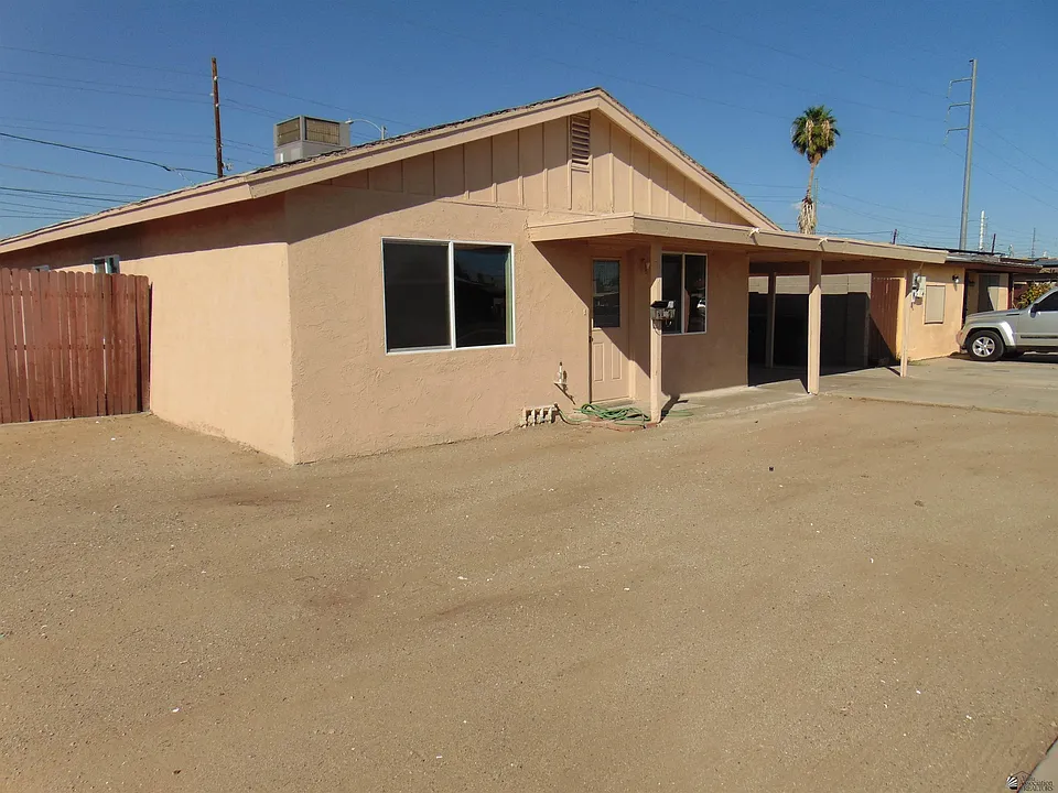 2070 E La Mesa St