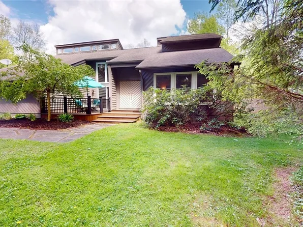 16561 Lucky Bell Ln, Chagrin Falls, OH 44023