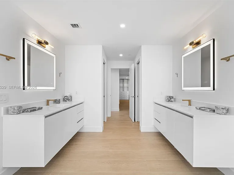 700 NE 24th St #Penthouse 6005 — Photo 11