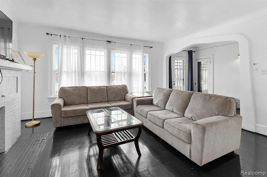 3 bed, 1.0 bath, 1420 sqft, $1,150 — Photo 2