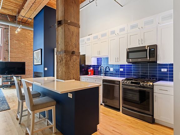 4th image of 360 W Illinois St APT 109