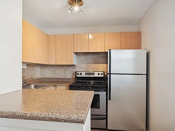 3rd image of 5701 N Sheridan Rd APT 7N