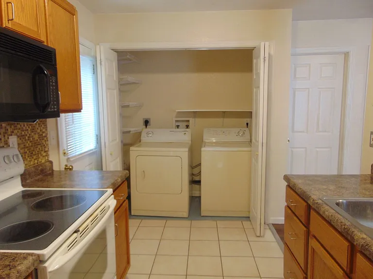 1709 N Lakewood Dr — Photo 8