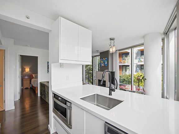 5th image of 1003 Burnaby St #208