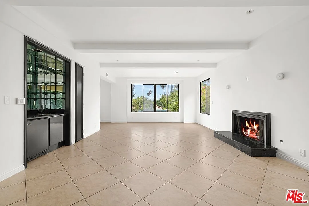 4 bed, 3.5 bath, 3862 sqft, $27,500 — Photo 2