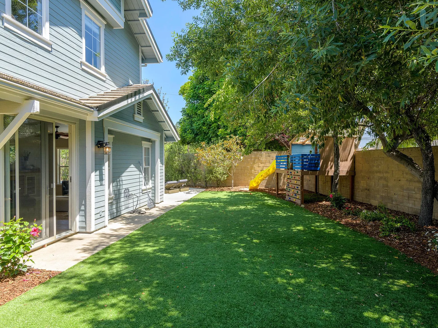 3 bed, 2.5 bath, 2474 sqft, $8,000 — Photo 2