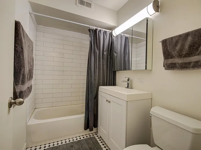 2830 N Burling St #D — Photo 8