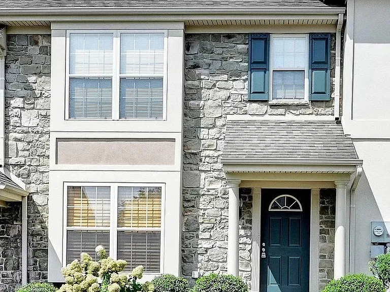 624 Royal View Dr — Photo 1