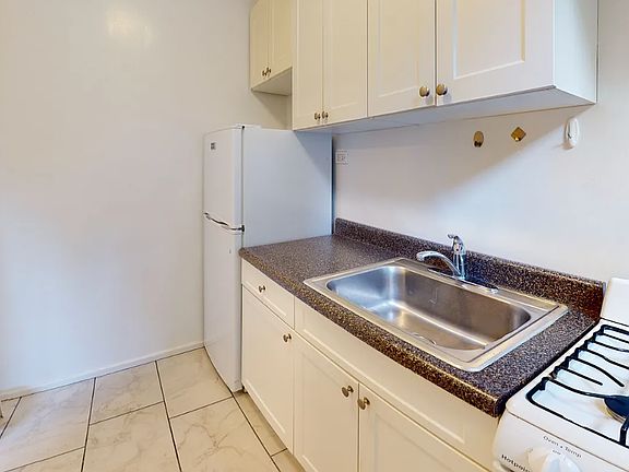 5th image of 246 E 46th St APT 2G