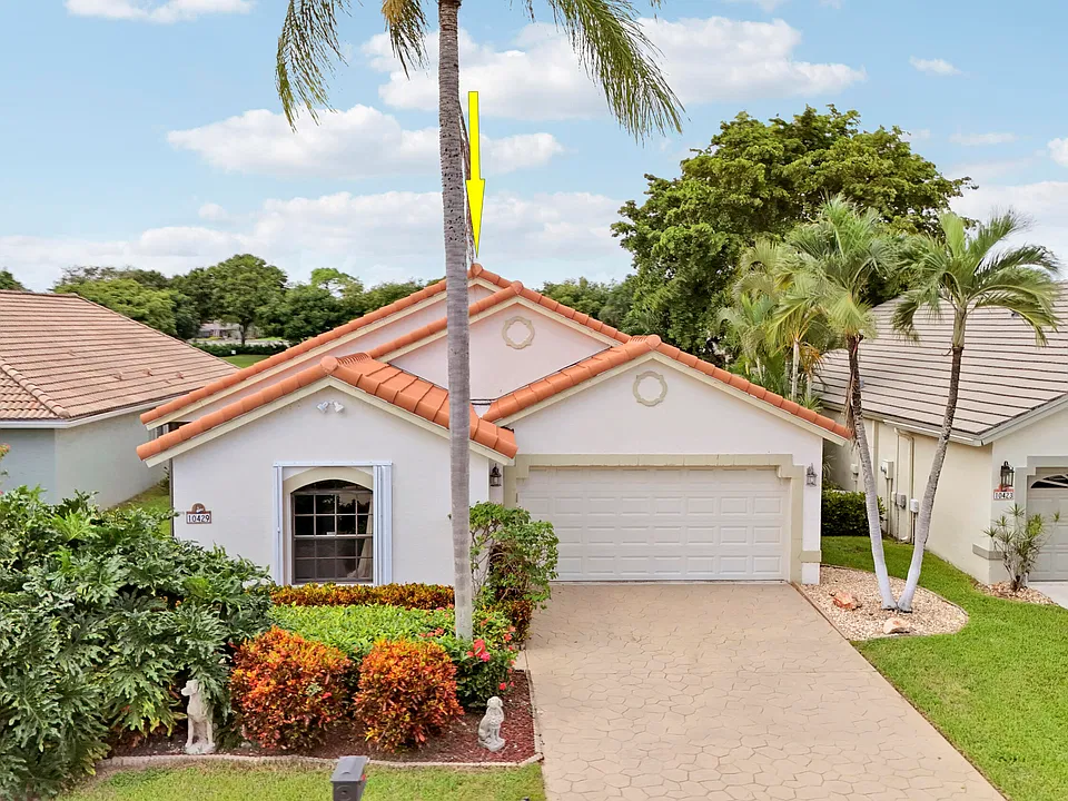 10429 Lexington Cir S
