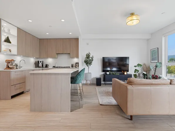 707 E 3rd St #311, North Vancouver, BC V7L 1E6