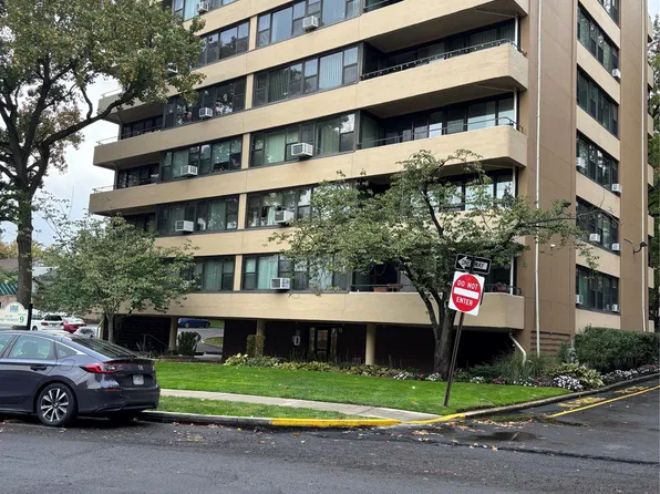 1024 166 st 166 ST #6b, Whitestone, NY 11357
