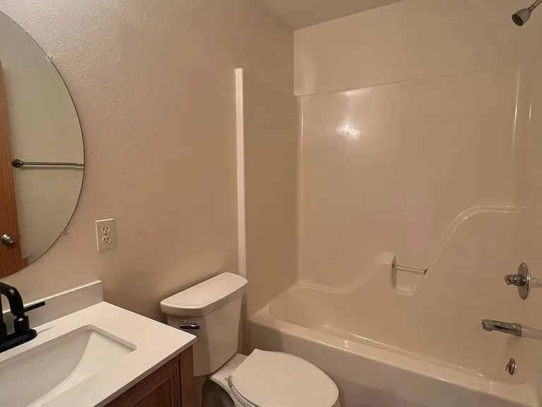 137 E Charles St — Photo 17
