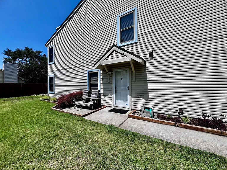 1611 Slidell Ln — Photo 2
