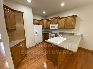 5617 N 17th St, Ozark, MO 65721