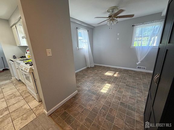 4th image of 150 Patricia Ave