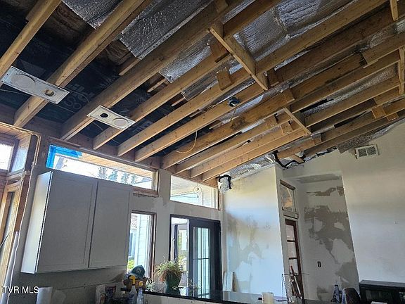 4th image of 110 E Pine St
