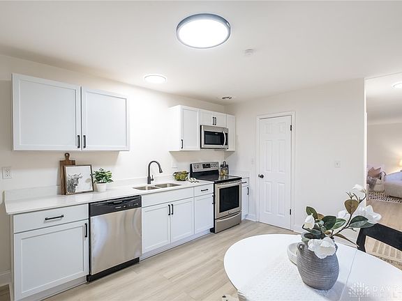 5th image of 5042 Woodbine Ave