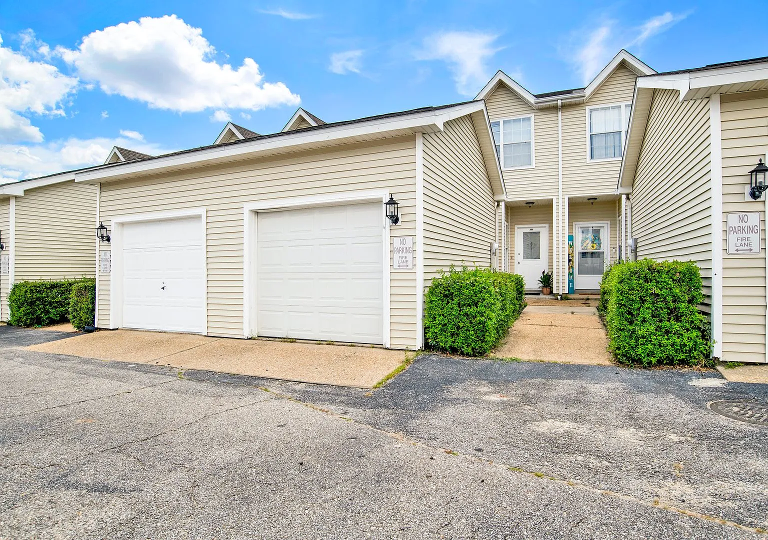Spacious 2 Bed/2.5 Bath Townhome In Pool Condo Complex! — Photo 1