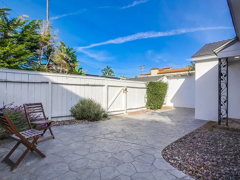 527 Westbourne St — Photo 3