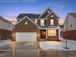 3861 Summit Dr, Sterling Heights, MI 48314