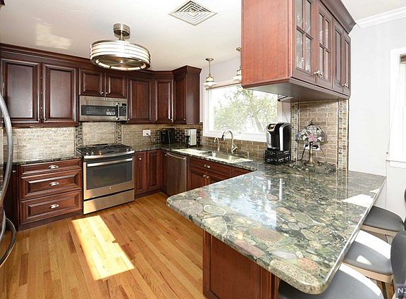 5th image of 16-24 Raymond St #1X