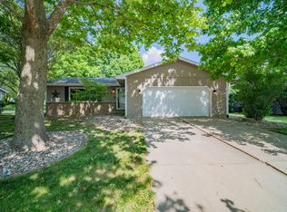 2208 Woodhavens Dr, Bloomington, IL 61701