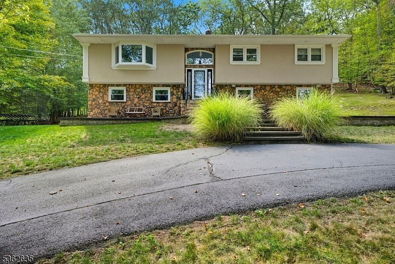 1st image of 11 Glenbourne Dr