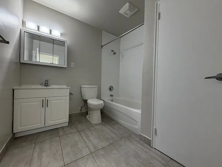 1051 Seneca Ave — Photo 24