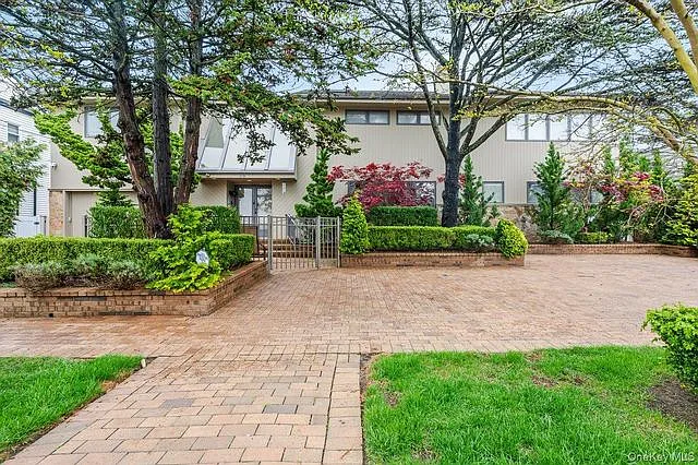 40 Cayuga Ave — Photo 1