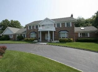 110 Coves Run, Syosset, NY 11791