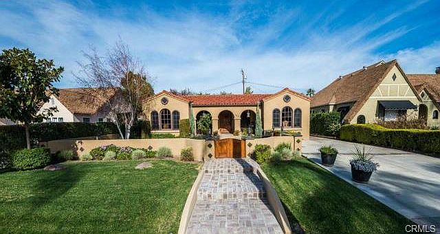 1st image of 2433 N Heliotrope Dr
