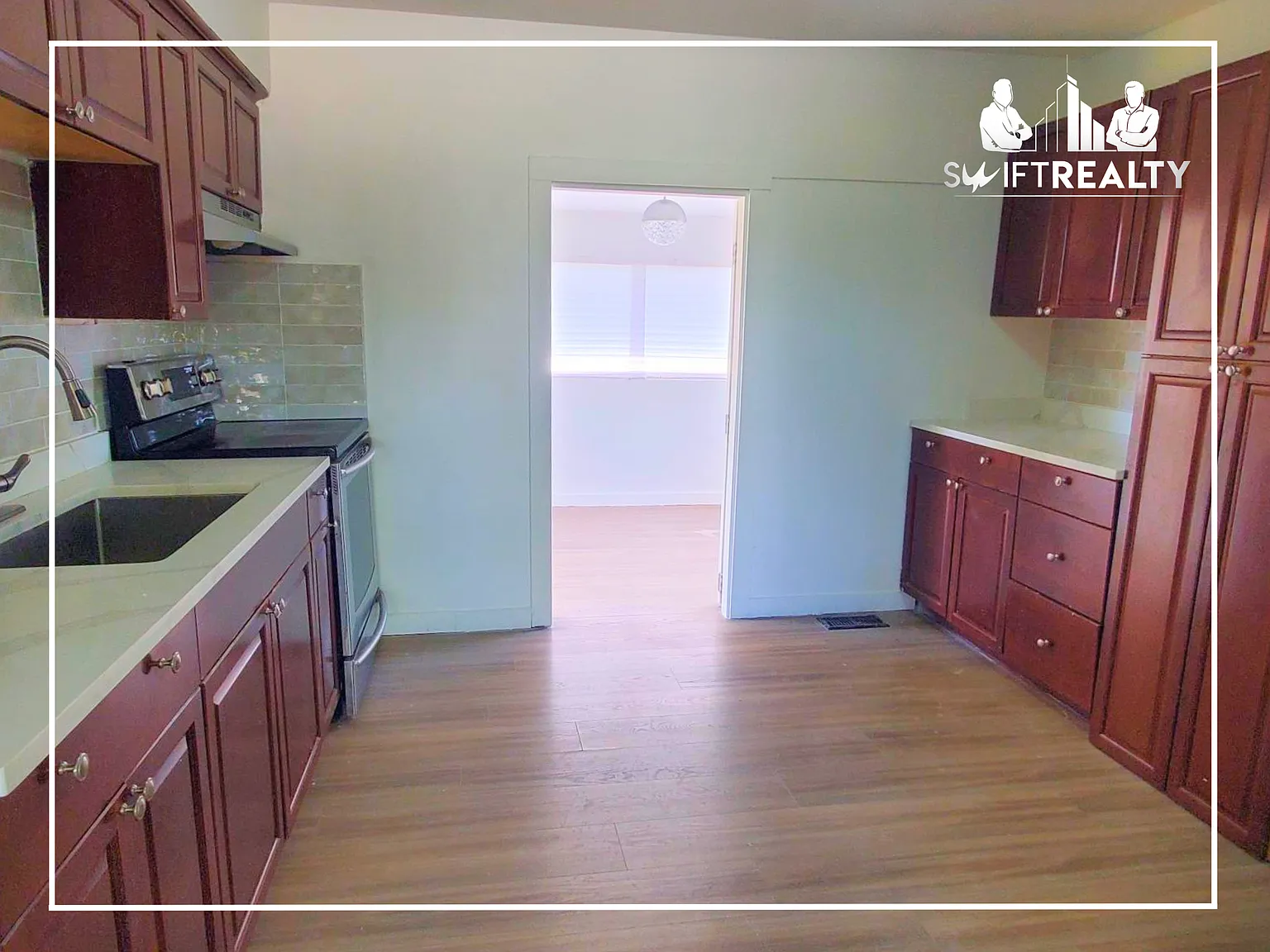 Bright 2 Bed 1 Bath Main House with Huge Fenced Yard in Burnaby! — Photo 4