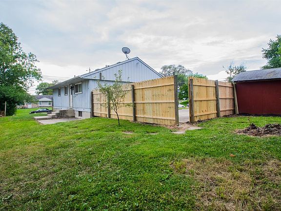 4th image of 10760 Gloria Ave