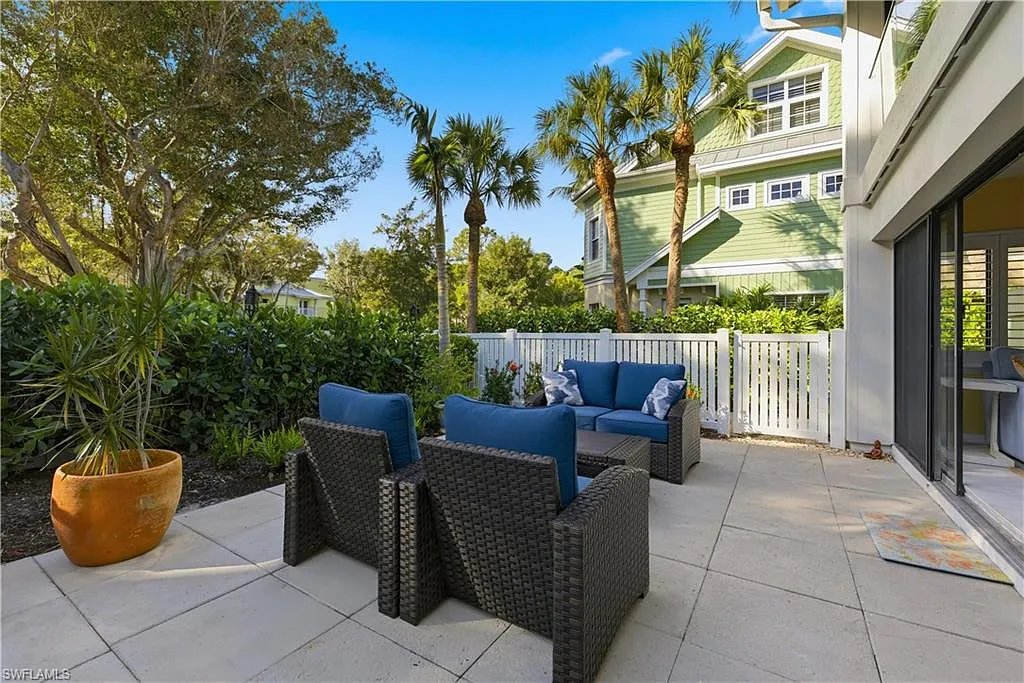 2 bed, 2.0 bath, 1300 sqft, $7,500 — Photo 2