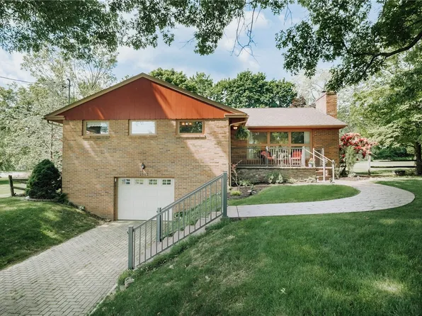 2162 Woodcrest Dr, Johnstown, PA 15905