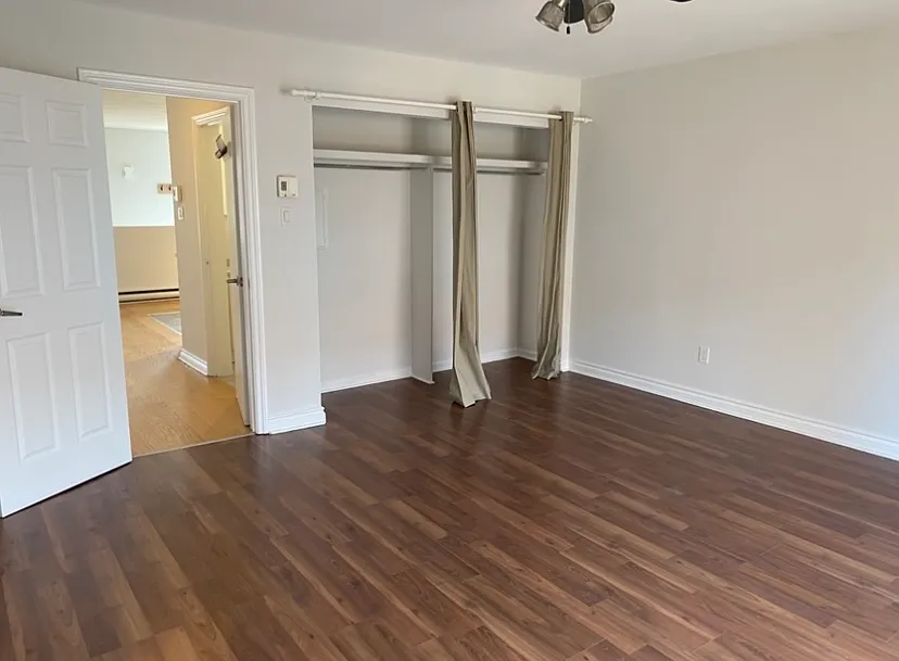 998 Queen Street East — Photo 3