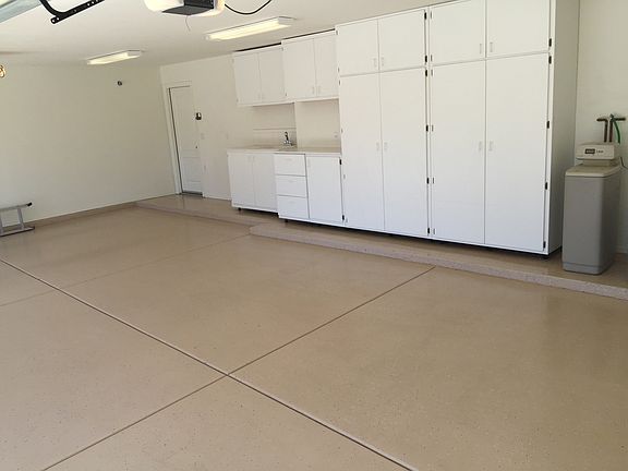 Spacious 3car garage