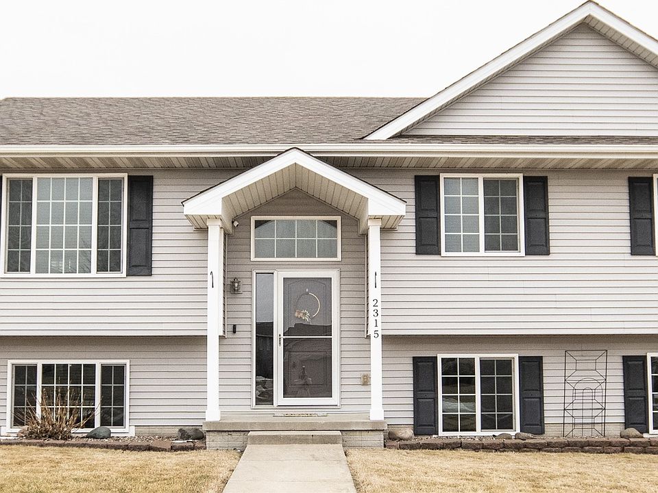 1st image of 2315 Maplewood Dr